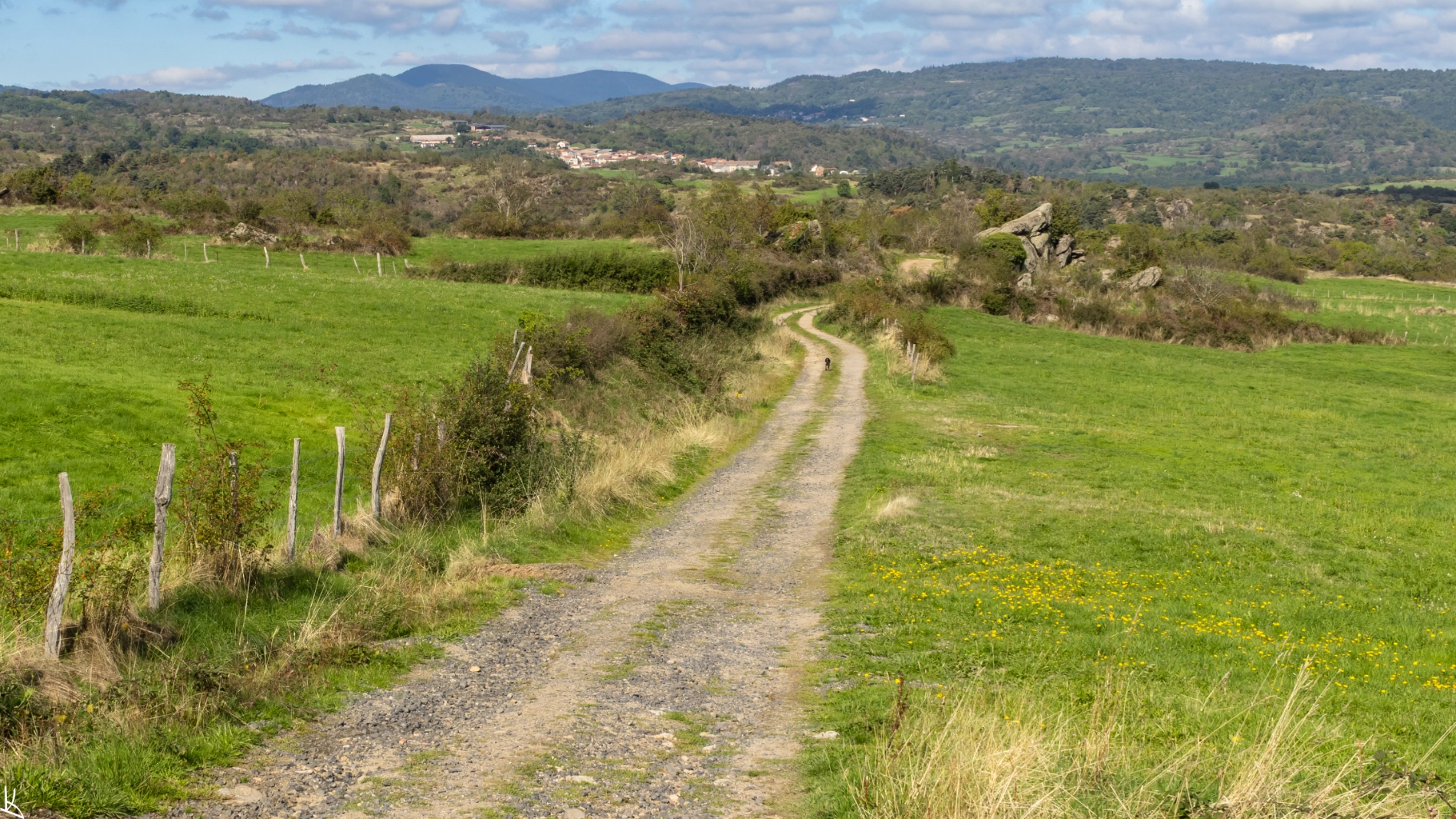 Peu avant Olloix, derrière moi les gorges de la Monne et le village de Cournols